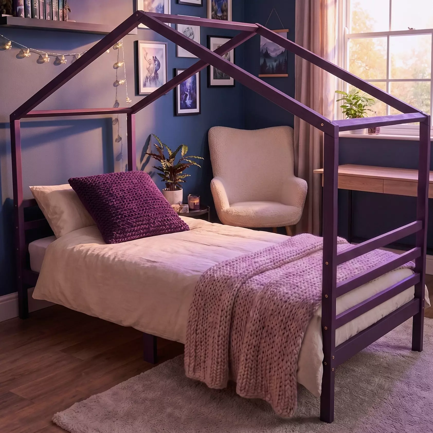 Lila Kinderbett Haus für Mädchen im Jugendzimmer mit Lichterkette, Bilderwand, Bouclé-Sessel und Decken in Flieder und Beere